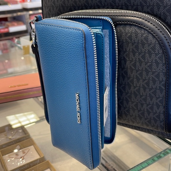 MICHAEL KORS
Leather Continental Wristlet Phone Case Wallet 
Teal
NWT - Picture 6 of 16